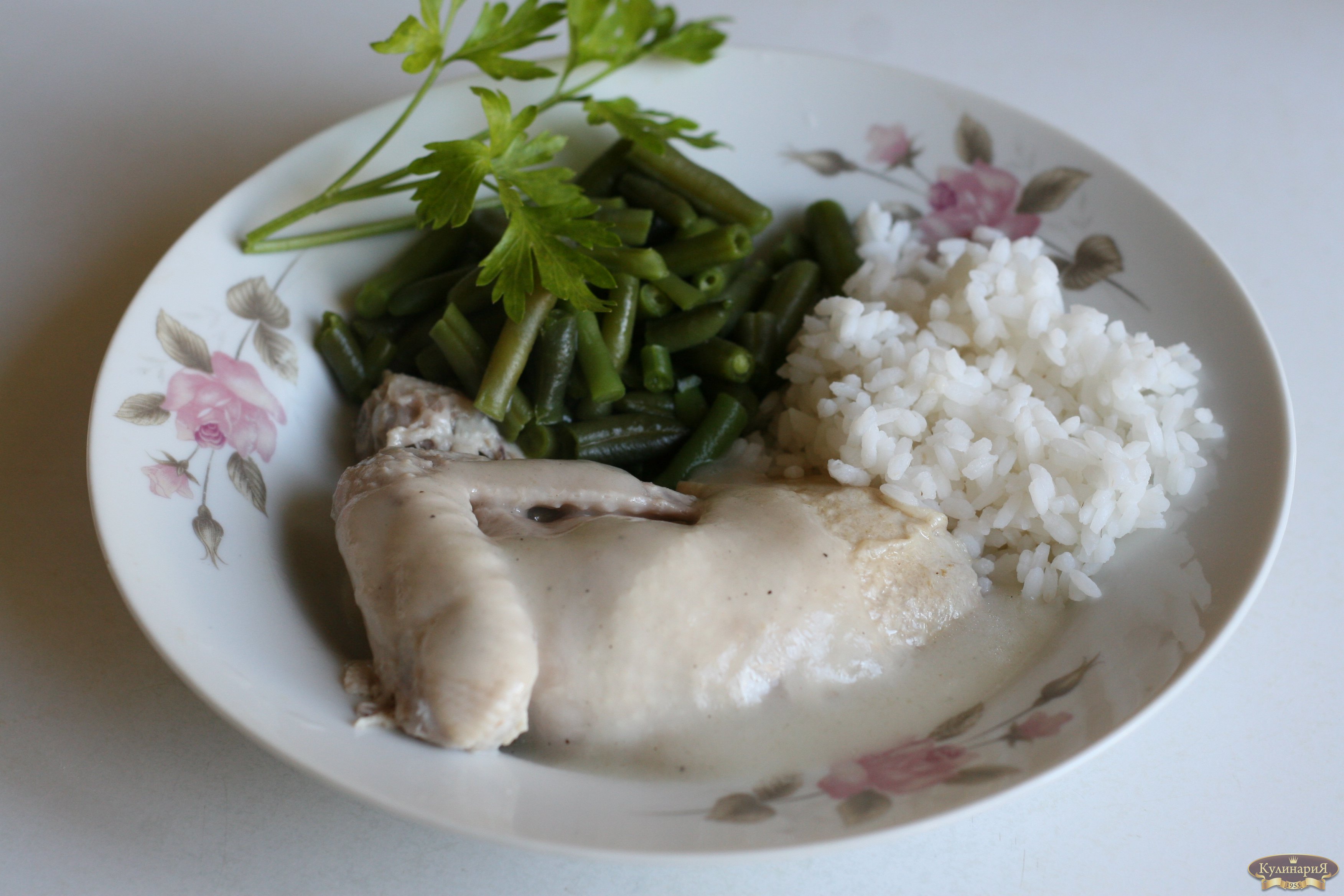 Курица отварная с овощным гарниром под белым соусом